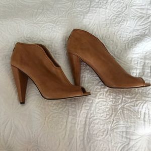 Vince camuto booties size 8.5